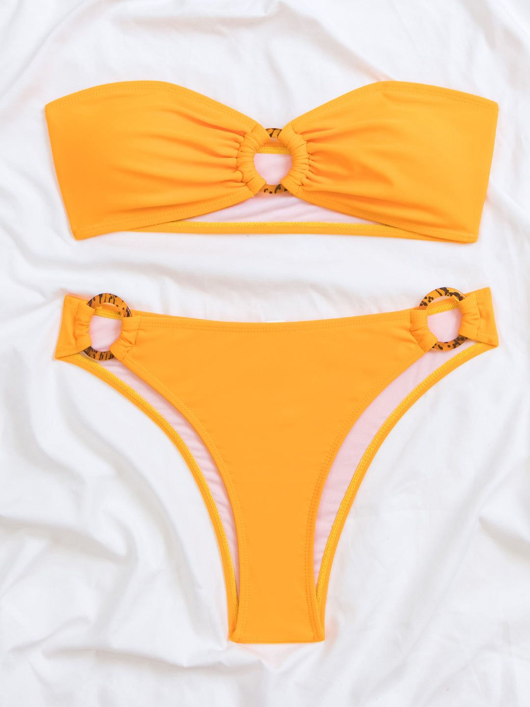 Dame bikini-sæt med vellykket indviklingsdesign og moderne accenter Stilla