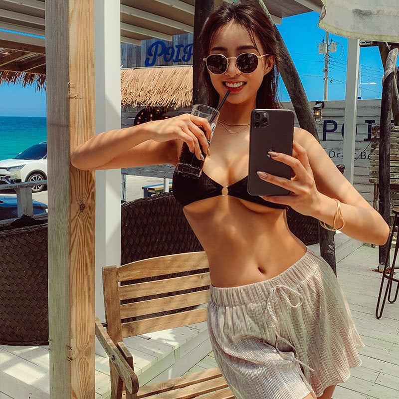 Dame triangel-bikini med elegant guldaccent og struktureret stof Stilla