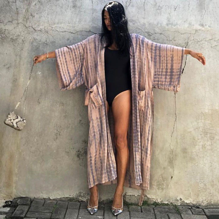 Dame sommerlet strandkimono med kunstnerisk batikdesign Stilla