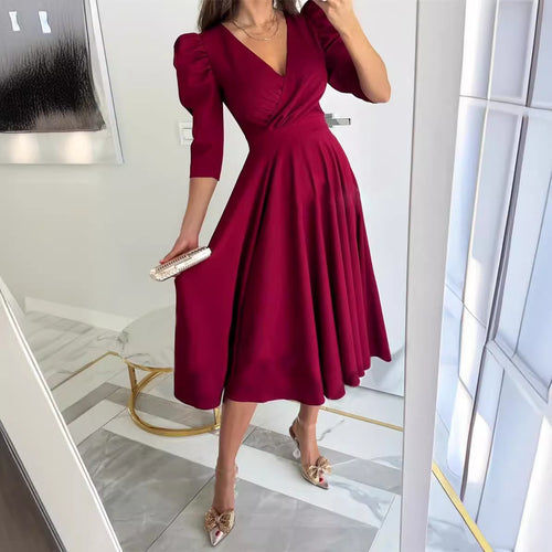 Dame wrap kjole med elegant V-hals og figursyet silhuet Stilla