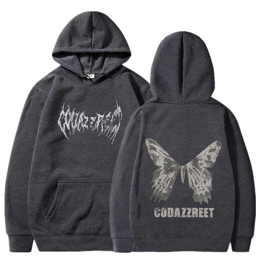Kvinders hoodie med iøjnefaldende sommerfugl design og kunstnerisk skrift Skovae