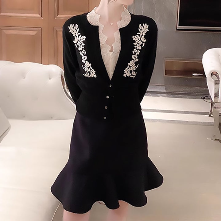 Dame elegant strik cardigan med florale broderidetaljer Stilla