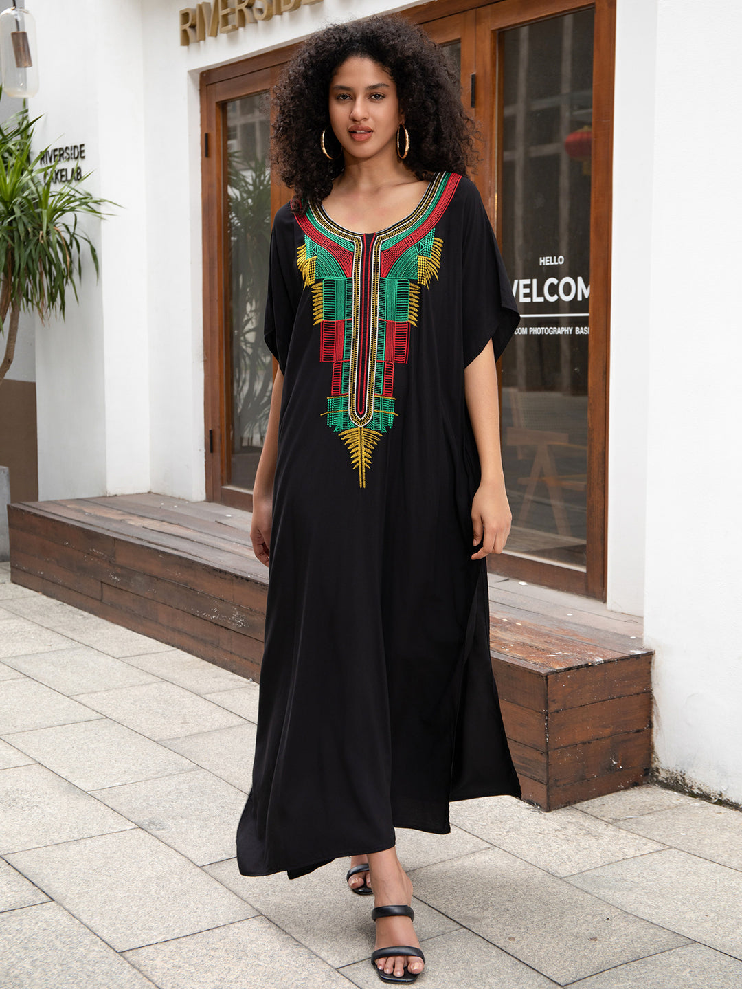 Dame Kaftan Kjole med kunstnerisk etno-mønster og flydende snit Stilla