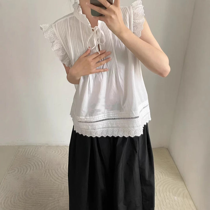 Damebluse med sarte flæse detaljer og feminin hulbroderi Stilla