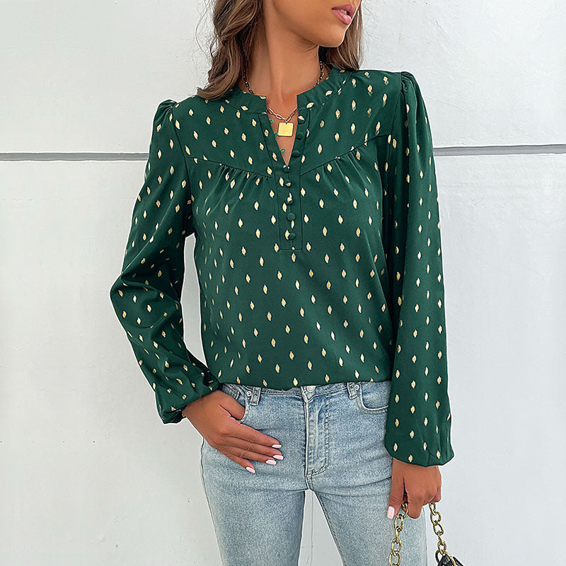 Damebluse med fint print og knapdetaljer Stilla