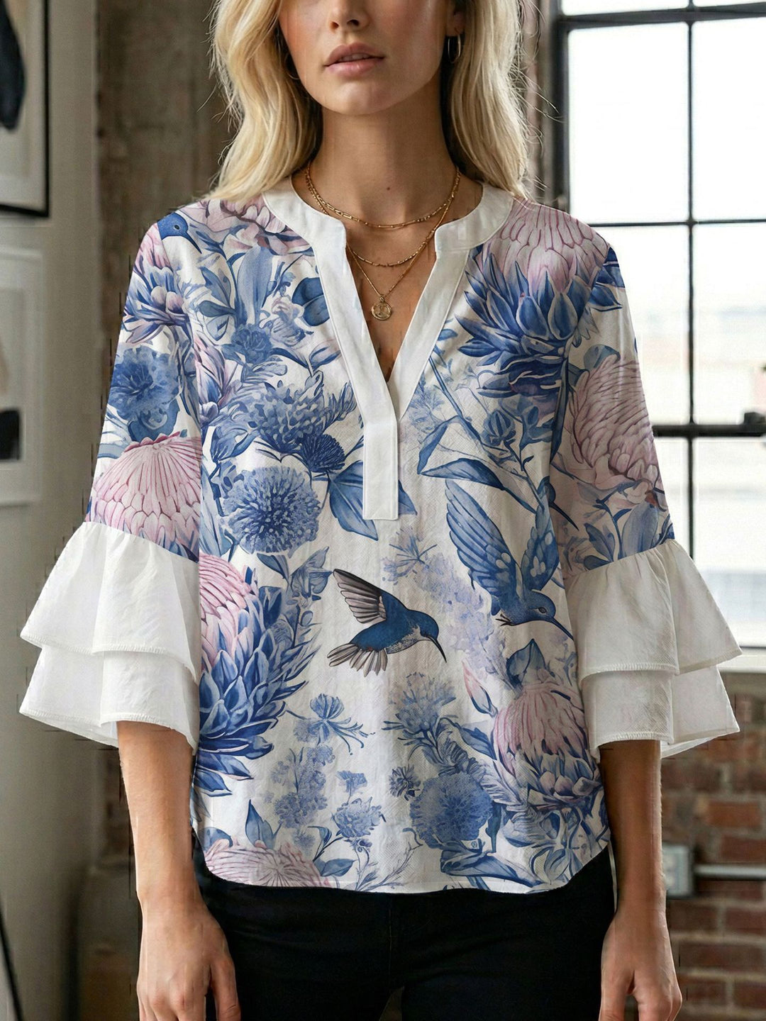 Damebluse med smukt blomstermotiv Skovae