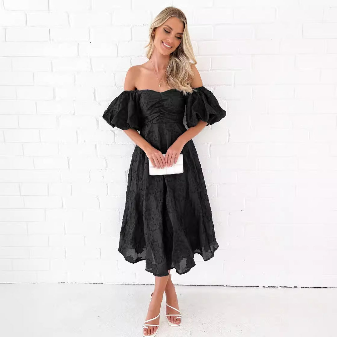 Damekjole med skulderfri design og elegante puffærmer Stilla