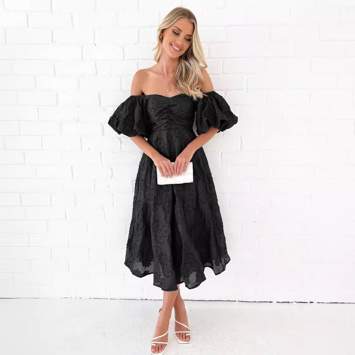 Damekjole med skulderfri design og elegante puffærmer Stilla