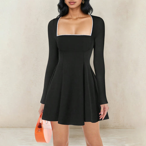 Kvinders kjole med stilfuld firkantet udskæring og lange ærmer Stilla