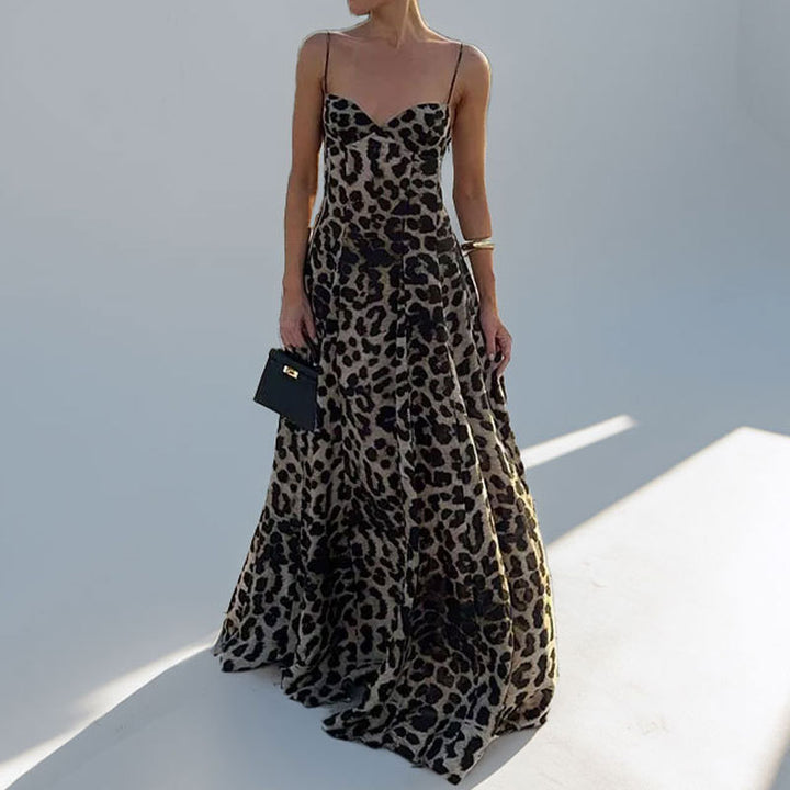 Damerne maxi kjole med dyb halsudskæring og elegant leopardprint Stilla