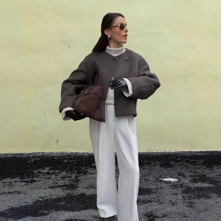 Dame Voluminøs Jakke i minimalistisk design med praktiske knapper og trendy snit Stilla