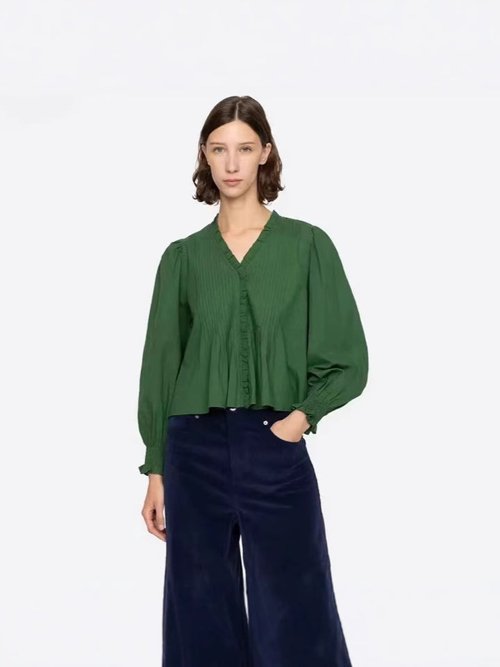 Damebluse med voluminøse ærmer og fine flæsedetaljer Stilla