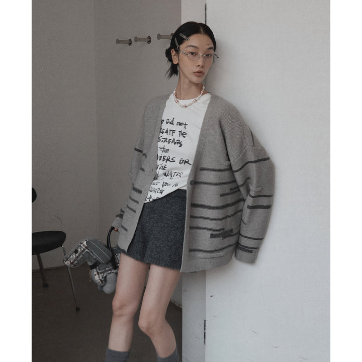 Dame V-hals oversized pullover med struktureret mønster Stilla