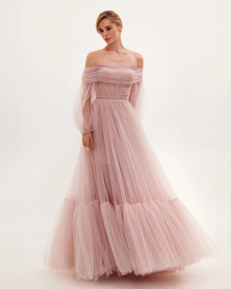 Dame Maxikjole med off-shoulder design og voluminøs tylkant Stilla