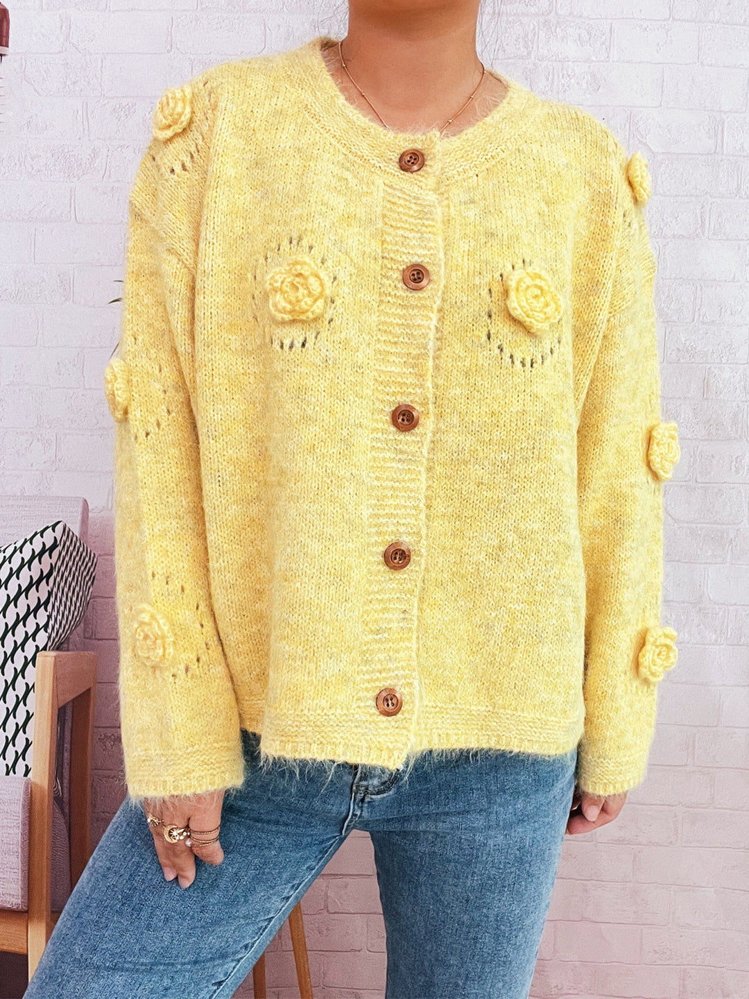 Kvinders hyggelige cardigan med blomsterapplikationer og knaplukning Stilla