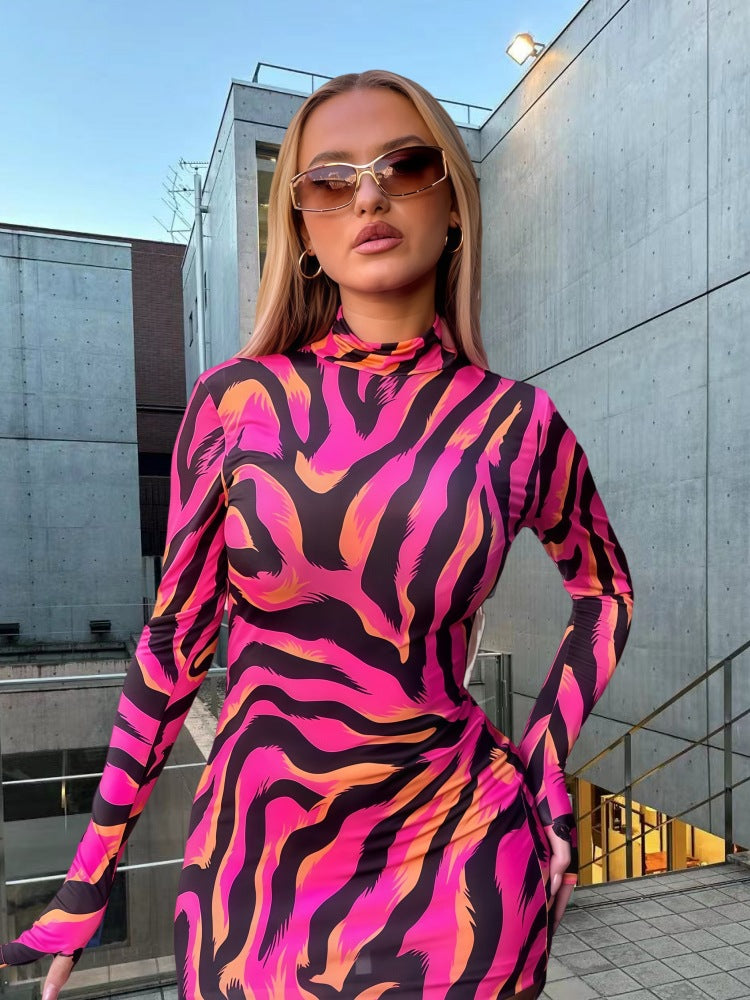 Dame langærmet kjole med moderne leopardmønster og tætsiddende snit Stilla