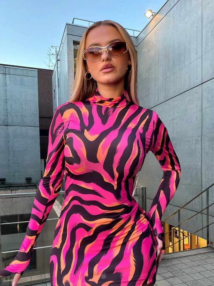 Dame langærmet kjole med moderne leopardmønster og tætsiddende snit Stilla