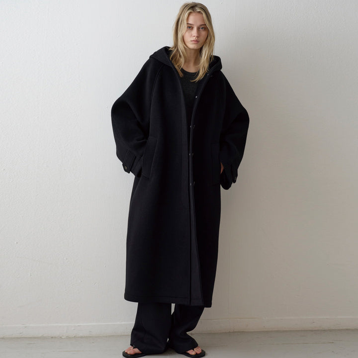Kvinders elegante oversized jakke med hætte og praktiske lommer Stilla