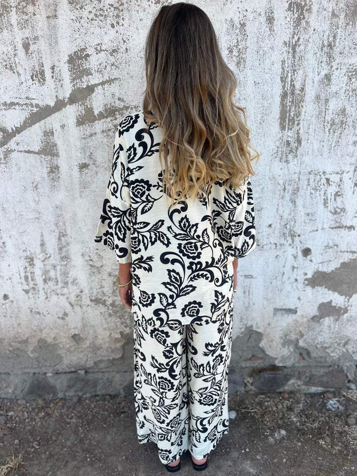 Dame To-deles modebevidst outfit med blomsterprint og løs pasform Stilla