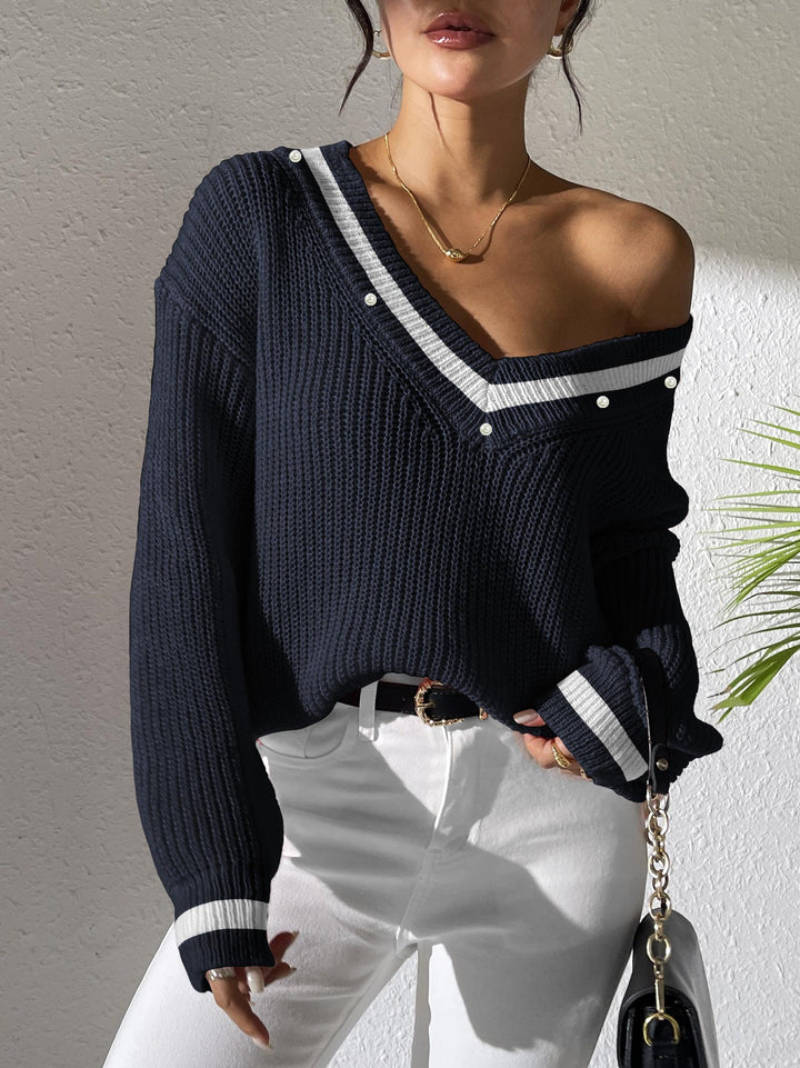 Dame oversized strikpullover med V-udskæring og elegante perledetaljer Stilla