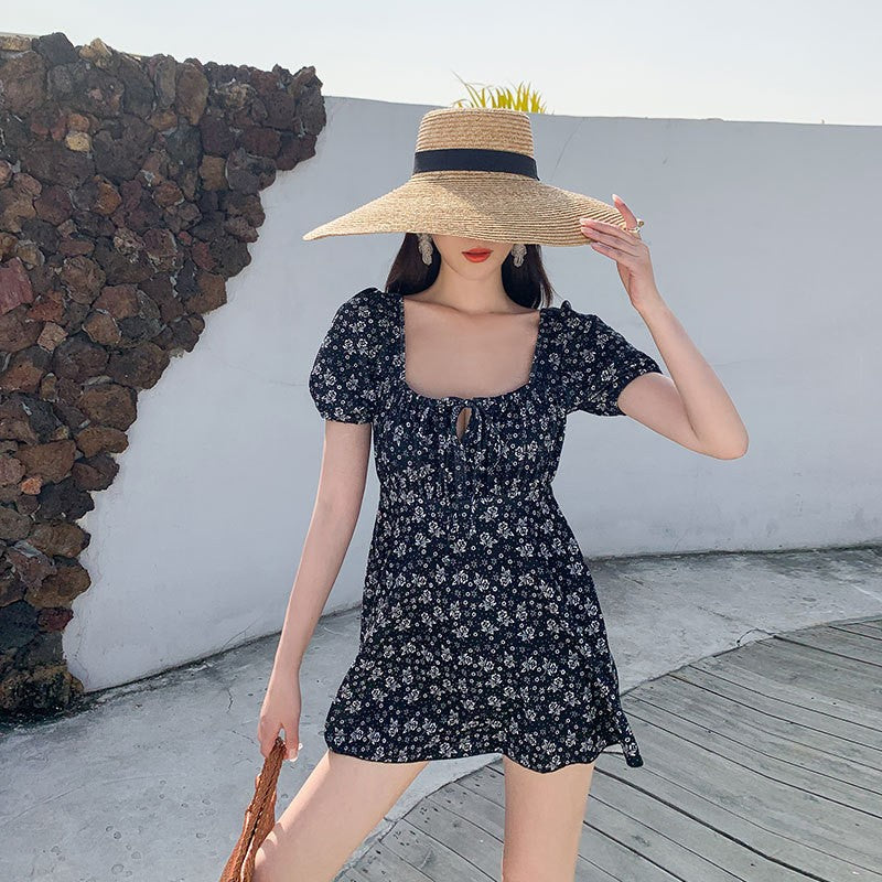 Dame blomsterprint strandkjole med puffærmer og nøglehulsdetalje Stilla