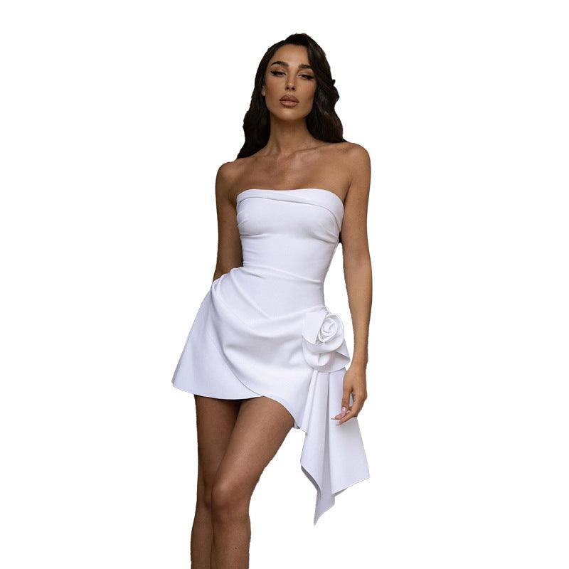 Femme Elegante Strapless Mini-Kjole med Floral-Detail Stilla