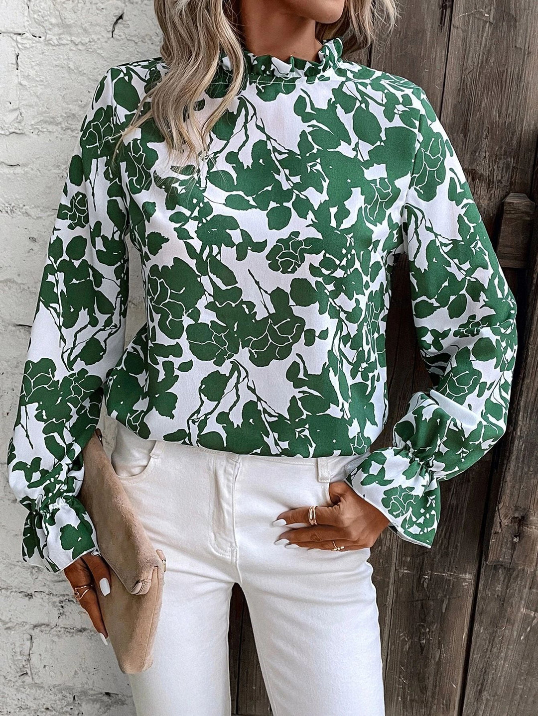 Damebluse med blomstret design og flæsedetaljer Stilla