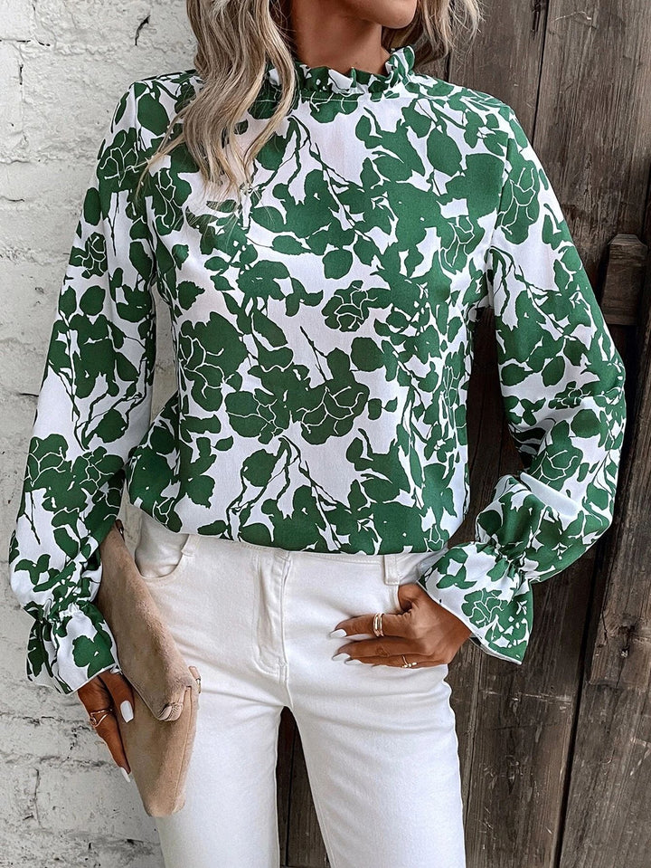 Damebluse med blomstret design og flæsedetaljer Stilla