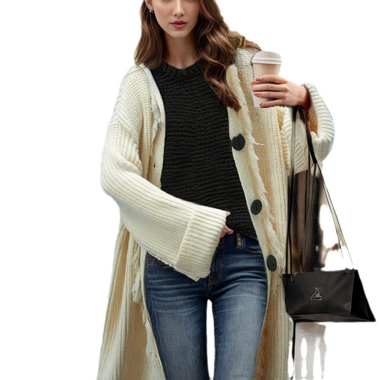 Kvinders chunky strik cardigan med frynse detaljer og stor knap pynt.