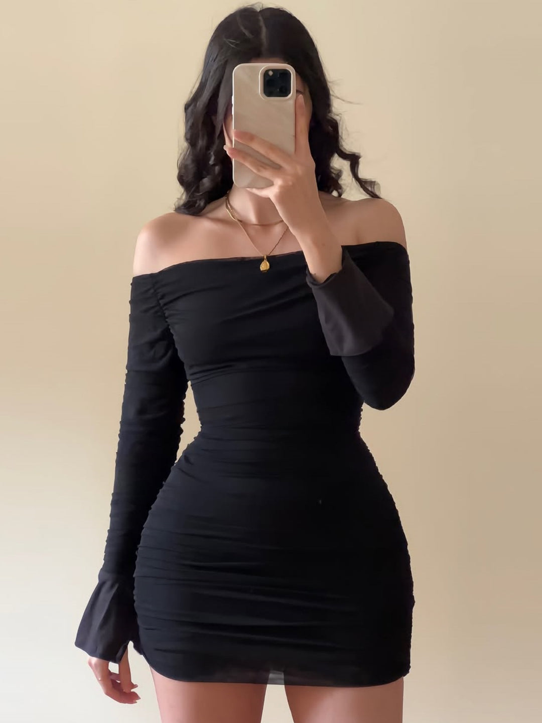 Dame Off-Shoulder Minikjole med flæse detaljer og tætsiddende snit Skovae