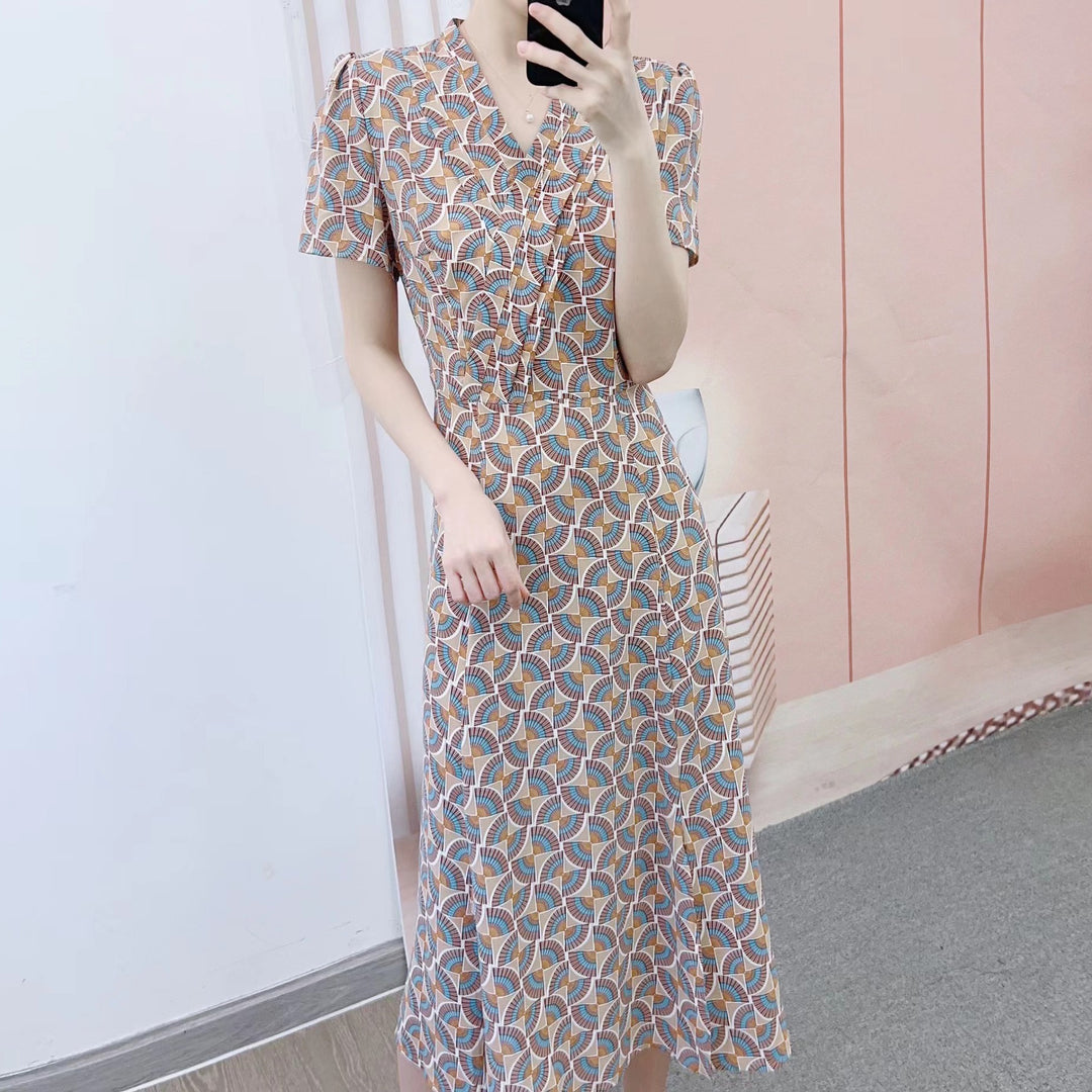 Dame Midi kjole med kreativt grafisk mønster og elegant indpakningslook Stilla