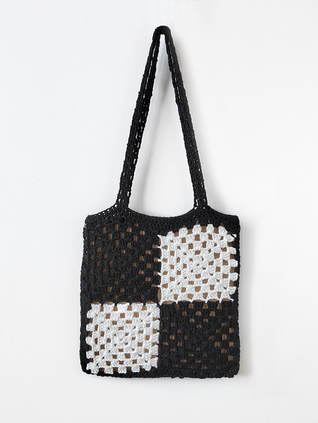 Dame hæklede indkøbs-taske i moderigtigt patchwork-design Stilla