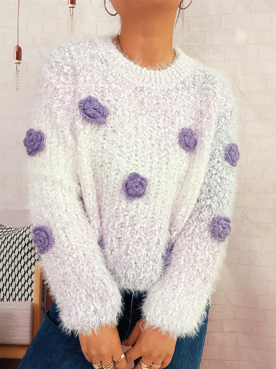 Kvindernes hyggelige strikket sweater med blomsterdetalje Stilla