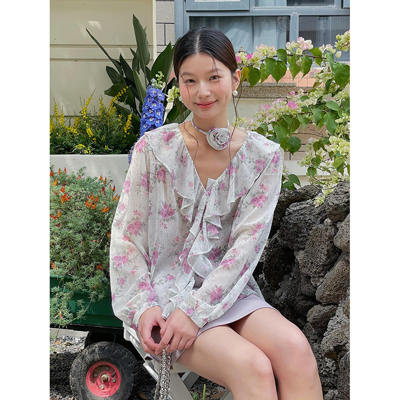 Dame rynket bluse med blomsterdesign og sarte detaljer Stilla