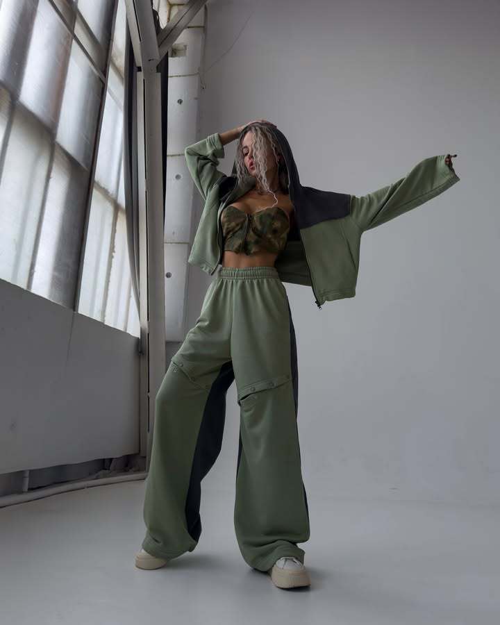 Kvinders sporty outfit med moderne farvekontast Skovae