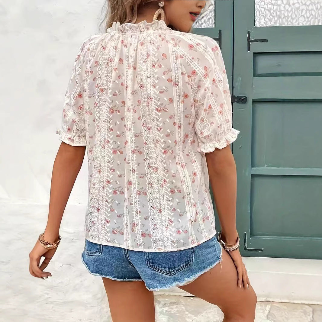 Dame luftig bluse skjorte med romantiske ruffle detaljer og florale accenter Stilla