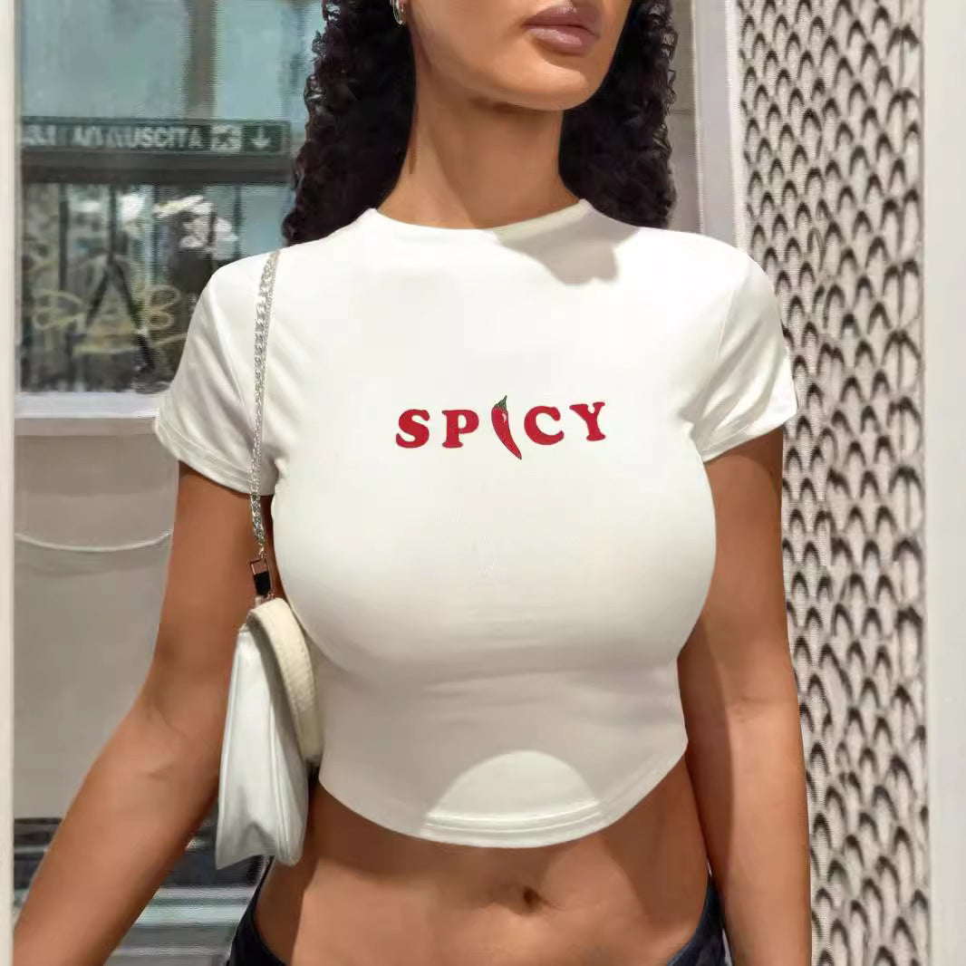 Dame Crop-Top med kreativ grafisk design og moderne skrift Skovae