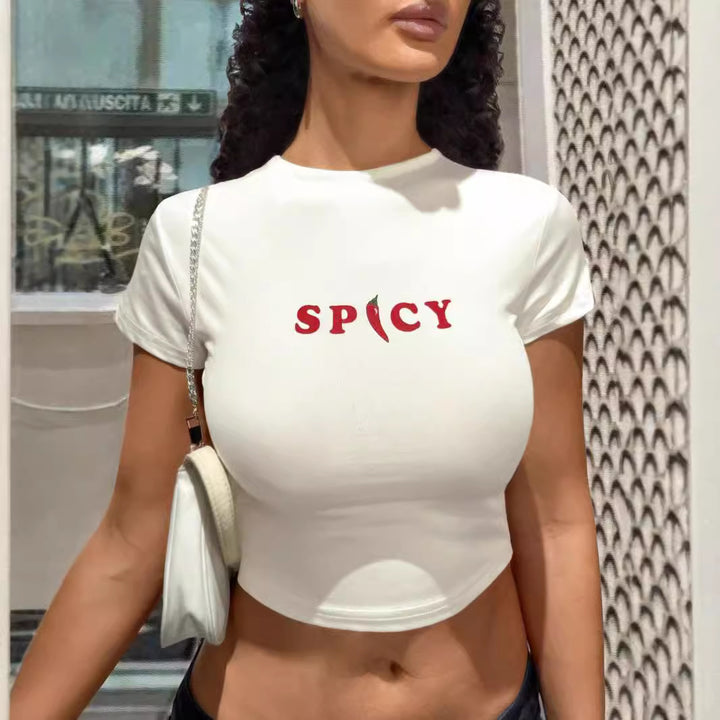Dame Crop-Top med kreativ grafisk design og moderne skrift Skovae