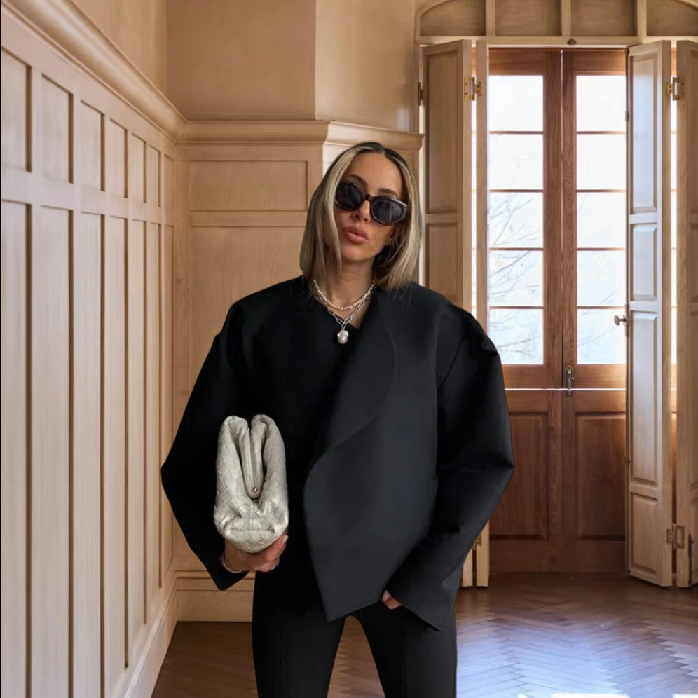 Dame oversized overgangsjakke i minimalistisk design med voluminøse ærmer og struktureret overmateriale Stilla
