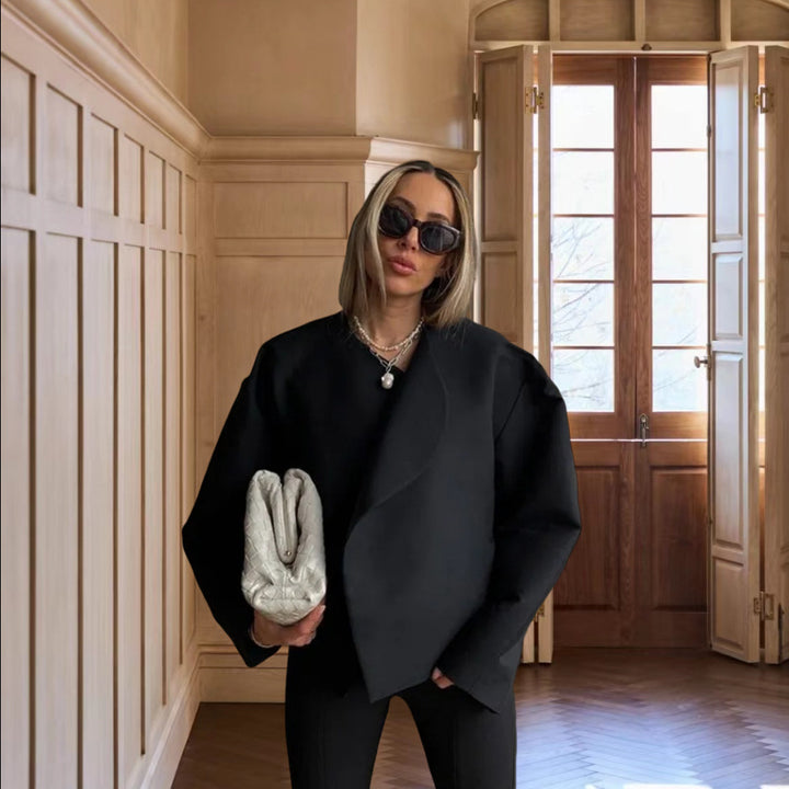 Dame oversized overgangsjakke i minimalistisk design med voluminøse ærmer og struktureret overmateriale Stilla