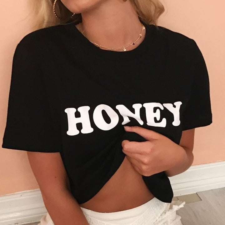 Kvinders T-shirt med trendy bogstaver Stilla