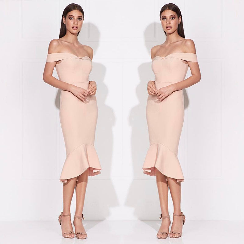Dame figursyet kjole med off-shoulder design og flæse-kant Stilla