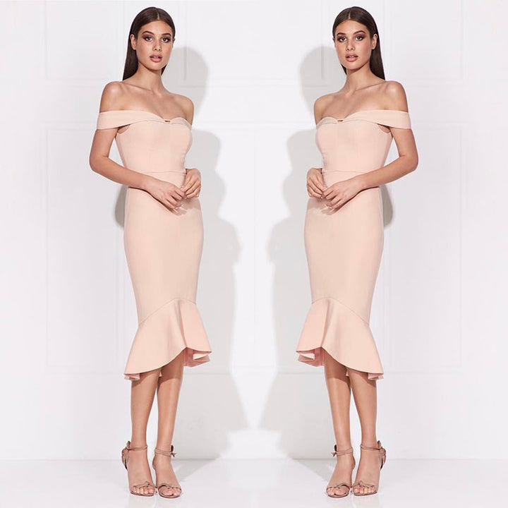 Dame figursyet kjole med off-shoulder design og flæse-kant Stilla