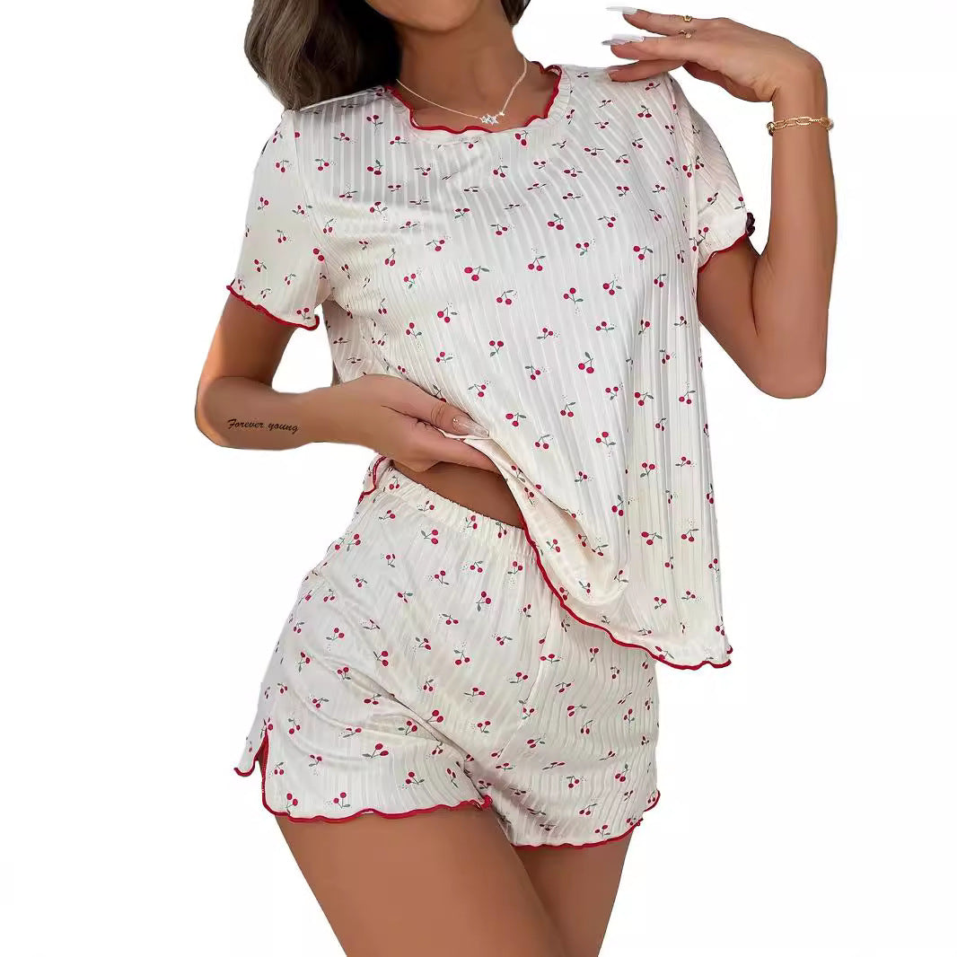 Dame pyjamasæt med elegant blonderdetail og muntert kirsebærmønster Stilla