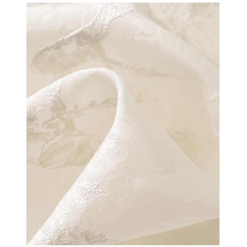 Damebluse med fin broderi og elegante knapdetaljer Stilla
