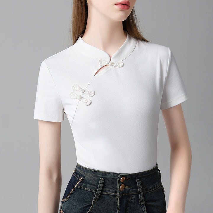 Dame T-shirt med elegant ståkrave og kunstneriske knapdetaljer Stilla