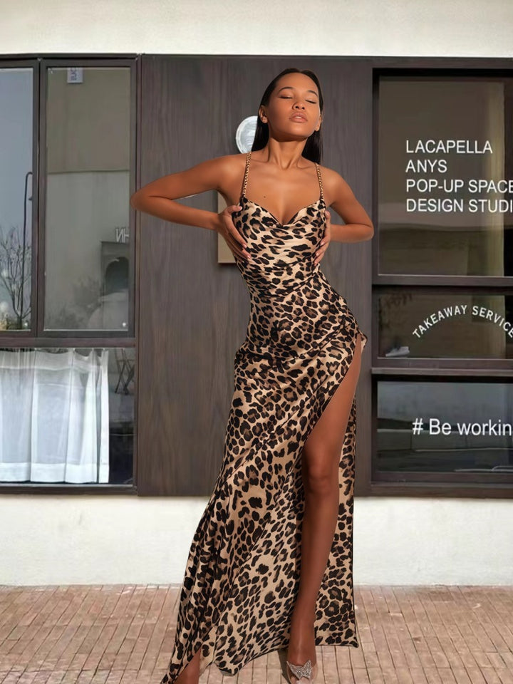 Dame maxikjole med forførende slids og elegant leopardprint Stilla