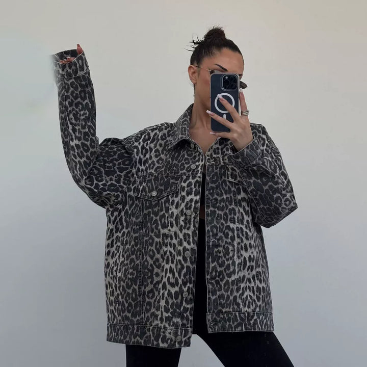 Kvindernes trendy oversized denimjakke med leopardprint Stilla