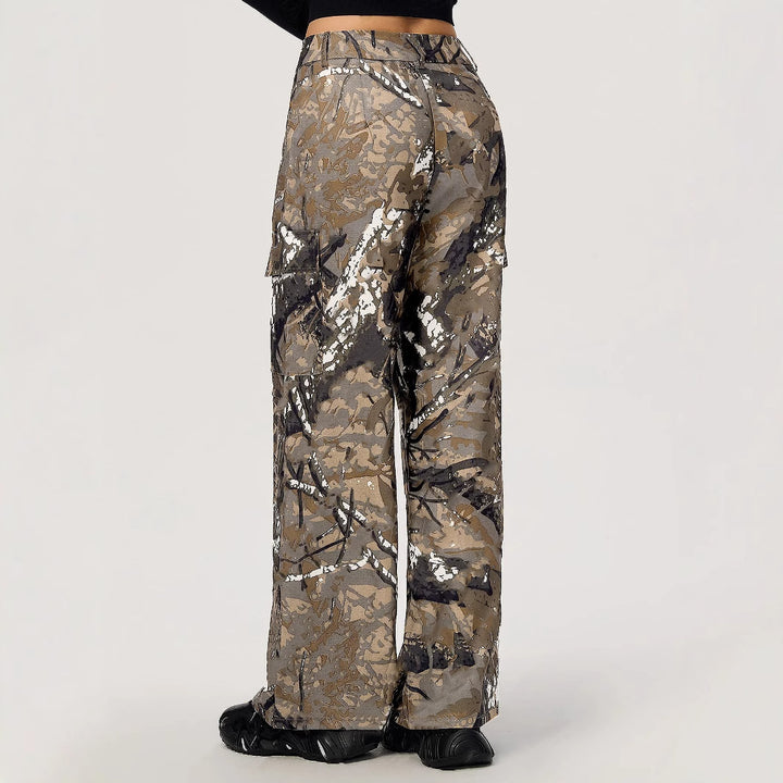Kvindernes brede cargo bukser med moderne camouflage design Stilla