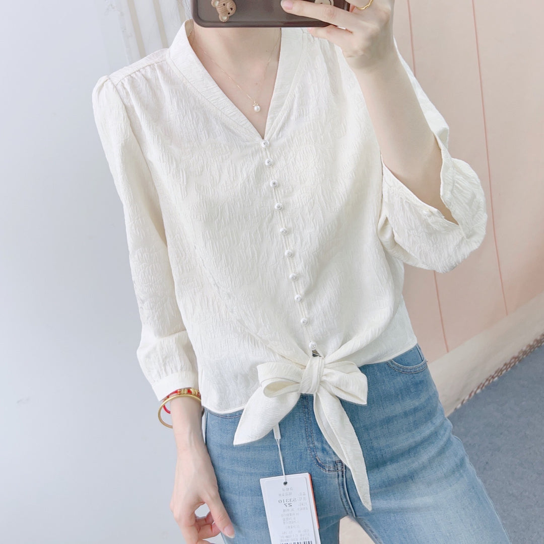 Damebluse med moderne bånd og perleknapper Stilla